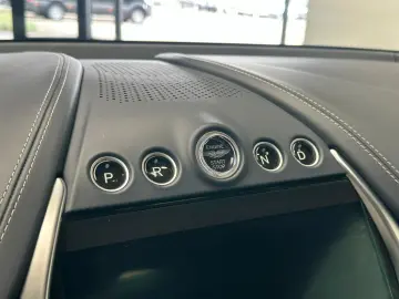 ASTON MARTIN DBX707-Aluminite Silver-Standheizung-Leder
