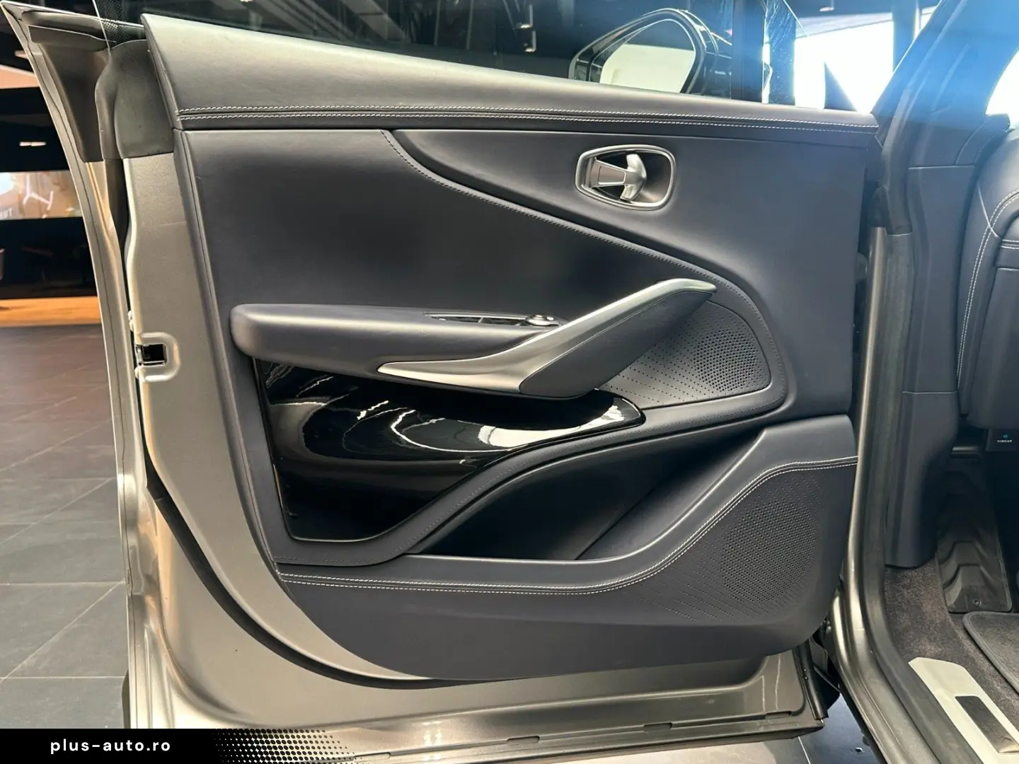 ASTON MARTIN DBX707-Aluminite Silver-Standheizung-Leder