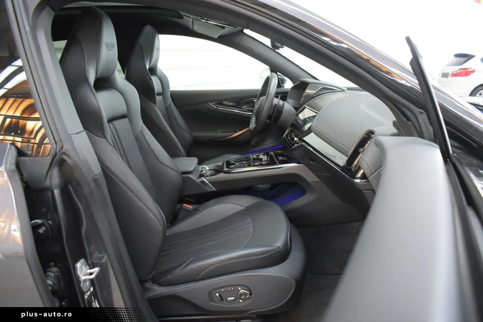 ASTON MARTIN DBX707 4.0 V8 Totwinkel 360