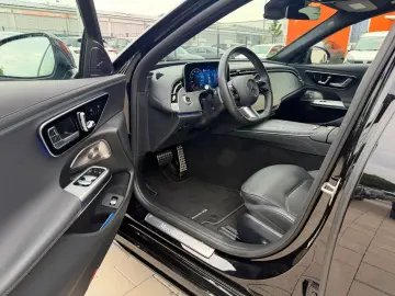 MERCEDES-BENZ E 220 d AMG Line Premium DIGITAL PANO …