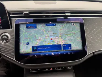 MERCEDES-BENZ E 220 d AMG Line Premium DIGITAL PANO …