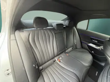MERCEDES-BENZ E 220 d AMG SCREEN NIGHT PANO DIST 360…