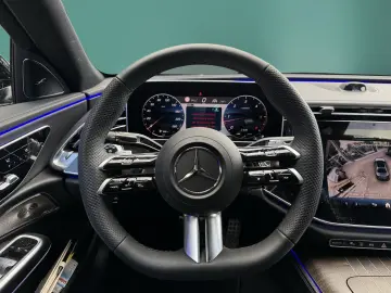 MERCEDES-BENZ E 220 d AMG SCREEN NIGHT PANO DIST 360…