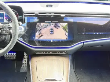 MERCEDES-BENZ E 220 d AMG SCREEN NIGHT PANO DIST 360…