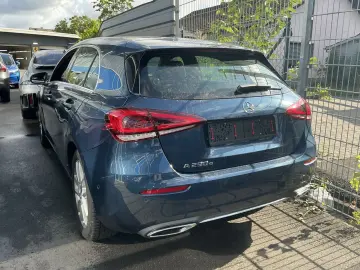 MERCEDES-BENZ A 250 e Advanced Teil-Leder R.Cam Navi LED SHZ