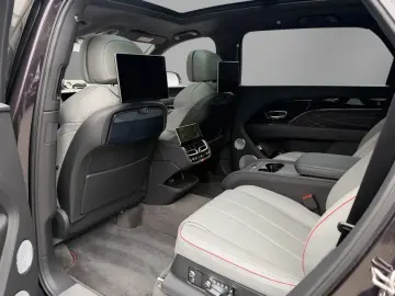 2025 Bentayga EWB Mulliner V8