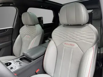 2025 Bentayga EWB Mulliner V8
