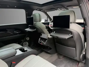 2025 Bentayga EWB Mulliner V8