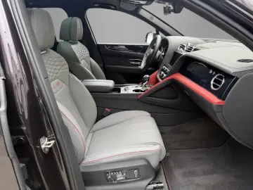 2025 Bentayga EWB Mulliner V8