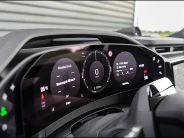 Porsche Cayenne Coupe Electric HA steering head-up BOSE