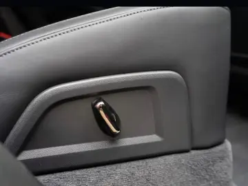 Porsche Cayenne Coupe Electric HA steering head-up BOSE