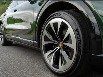 Porsche Cayenne Coupe Electric HA steering head-up BOSE