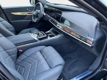BMW 740d xDr M Sport Pro SkyLounge TheatreScreen AHK