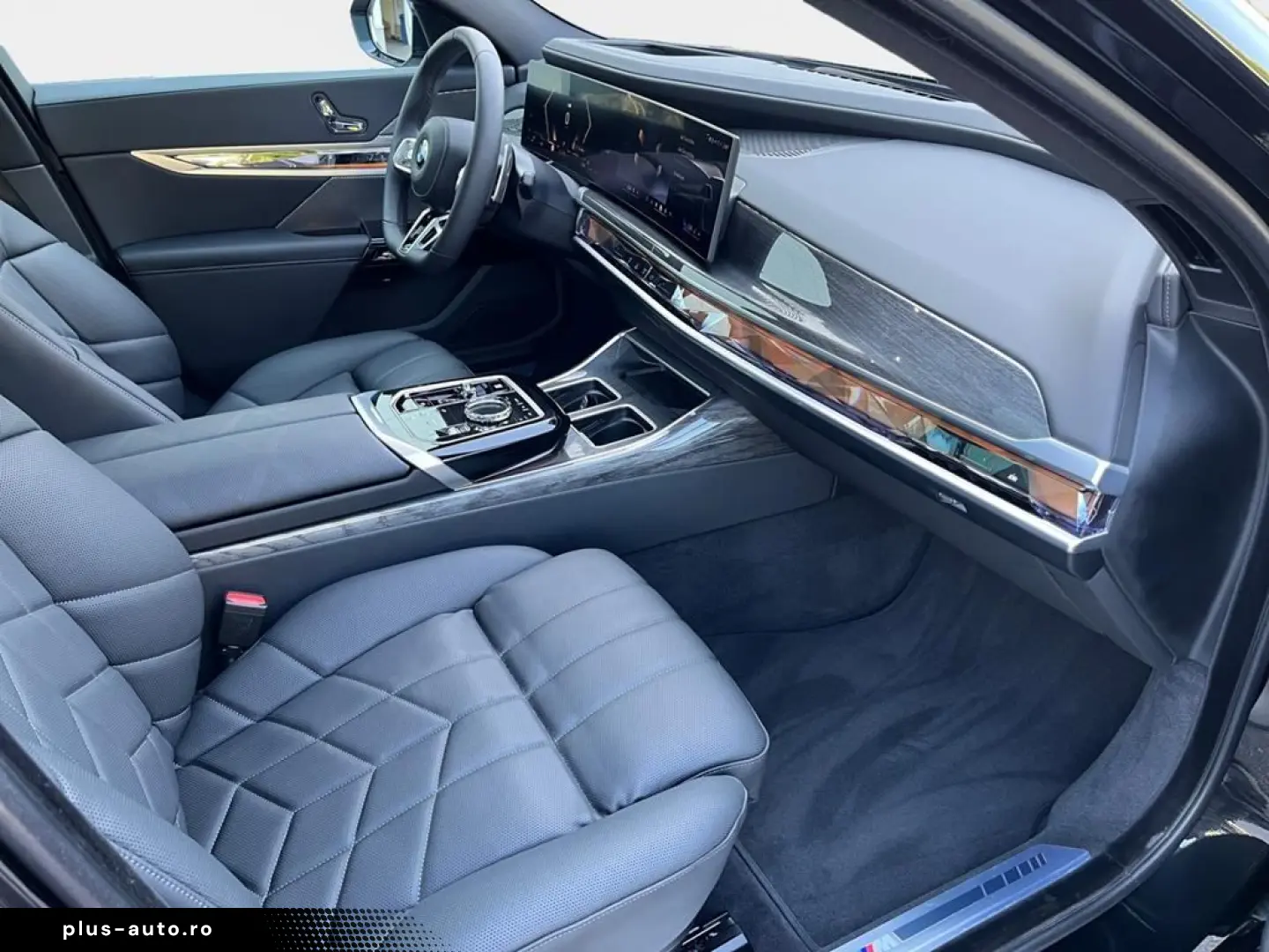 BMW 740d xDr M Sport Pro SkyLounge TheatreScreen AHK