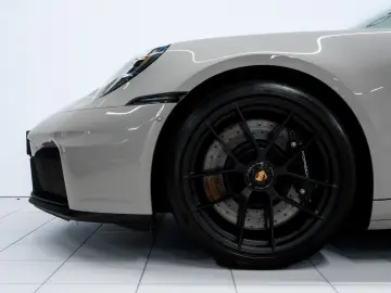 PORSCHE 992 Carrera 4 GTS