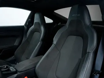 PORSCHE 992 Carrera 4 GTS