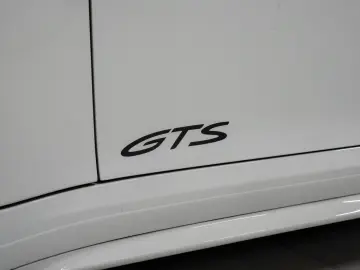 PORSCHE 992 Carrera 4 GTS