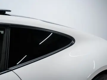 PORSCHE 992 Carrera 4 GTS