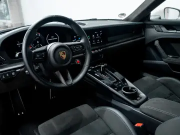 PORSCHE 992 Carrera 4 GTS