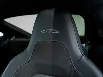 PORSCHE 992 Carrera 4 GTS