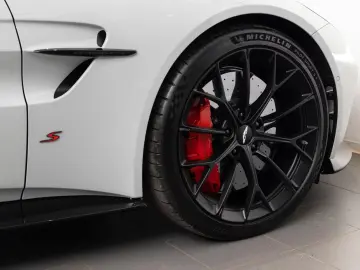 Aston Martin Vantage S V8
