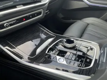 BMW X7 xDr 40d M SPORT PRO SkyL AHK KomSi 23  ABAss