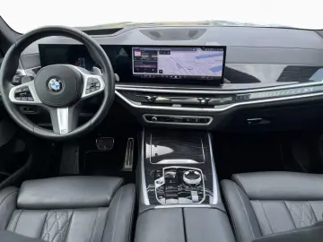 BMW X7 xDr 40d M SPORT PRO SkyL AHK KomSi 23  ABAss