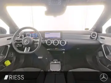 MERCEDES-BENZ CLA 250 e AMG Sport Night Distr Pano B…