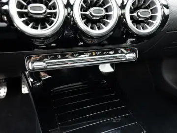 MERCEDES-BENZ CLA 250 e Coupé AMG-Sport MLB Pano HUD…