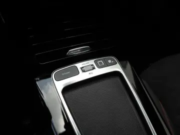 MERCEDES-BENZ CLA 250 e Coupé AMG-Sport MLB Pano HUD…