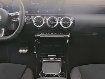 MERCEDES-BENZ CLA 250 e AMG Pano Distroni 360  Multi…