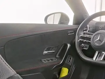 MERCEDES-BENZ CLA 250 e AMG Pano Distroni 360  Multi…