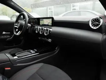 MERCEDES-BENZ CLA 250 e Coupé AMG-Sport MLB Cam Pano…