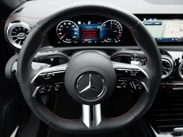 MERCEDES-BENZ CLA 250 e Coupé AMG-Sport MLB Cam Pano…