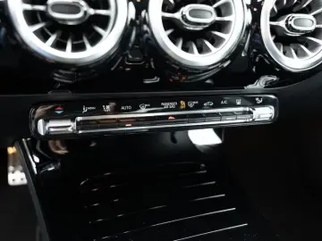 MERCEDES-BENZ CLA 250 e Coupé AMG-Sport MLB Cam Pano…