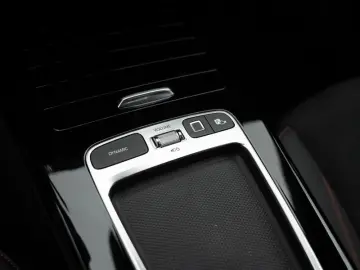 MERCEDES-BENZ CLA 250 e Coupé AMG-Sport MLB Cam Pano…
