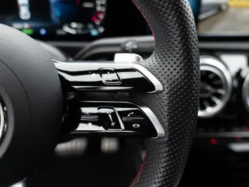 MERCEDES-BENZ CLA 250 e Coupé AMG-Sport MLB Cam Pano…