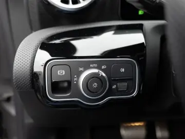 MERCEDES-BENZ CLA 250 e Coupé AMG-Sport MLB Cam Pano…