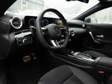 MERCEDES-BENZ CLA 250 e Coupé AMG-Sport MLB Cam Pano…