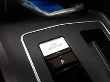 VW Golf VIII Lim. R-Line eTSI OPF Kam 18  IQ Matrix
