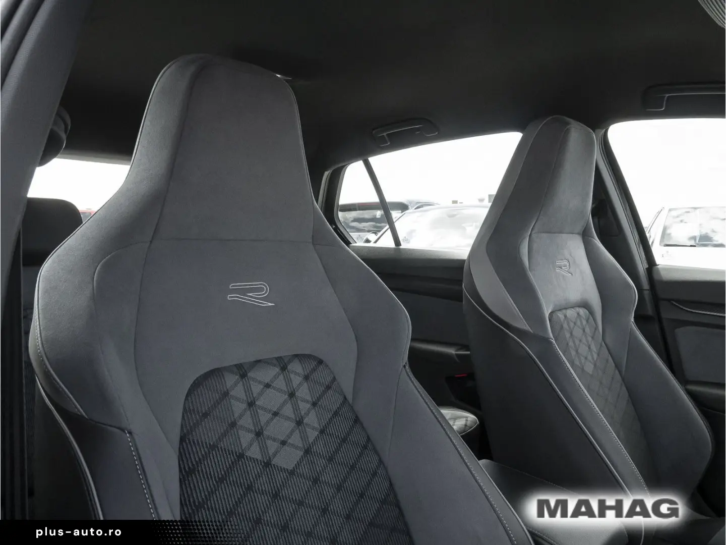 VW Golf VIII R-Line 1.5 eTSI ACC LED Navi ParkPilot