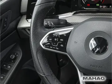 VW Golf VIII R-Line 1.5 eTSI ACC LED Navi ParkPilot