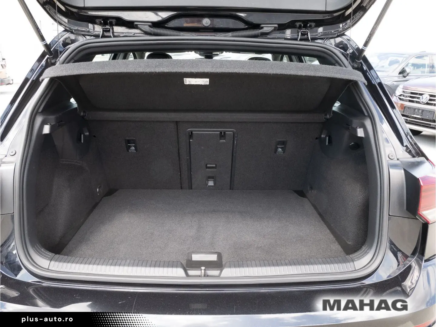 VW Golf VIII R-Line 1.5 eTSI ACC LED Navi ParkPilot