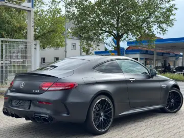 MERCEDES-BENZ C 63 AMG PANO MEMORY BURMESTER 360 NIG…