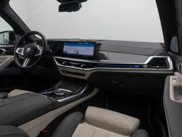 BMW X7 M60i xD Individual HUD B&W SoftCL 23Zoll VOLL