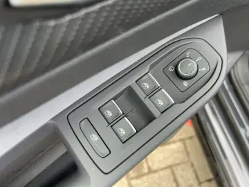 VW Golf VIII R-Line 1.5 eTSI DSG AHK LED APP RFK SH