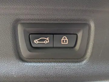 BMW 320 i M Sport Navi Shadow HUD LED TEMPO PANO AHK