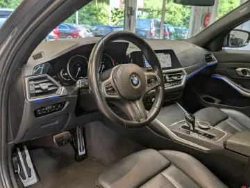 BMW 320 i M Sport Navi Shadow HUD LED TEMPO PANO AHK