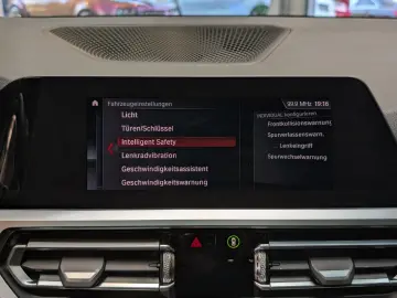 BMW 320 i M Sport Navi Shadow HUD LED TEMPO PANO AHK