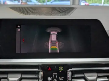 BMW 320 i M Sport Navi Shadow HUD LED TEMPO PANO AHK